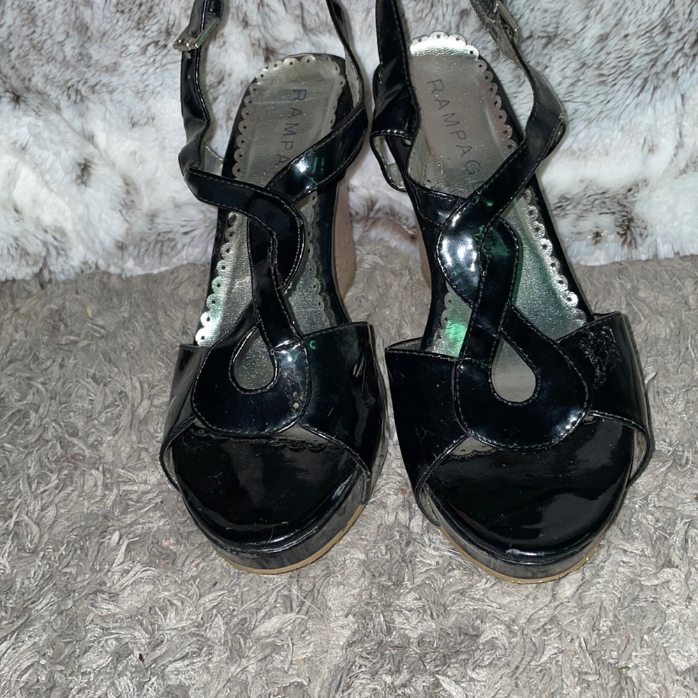 Black wedges